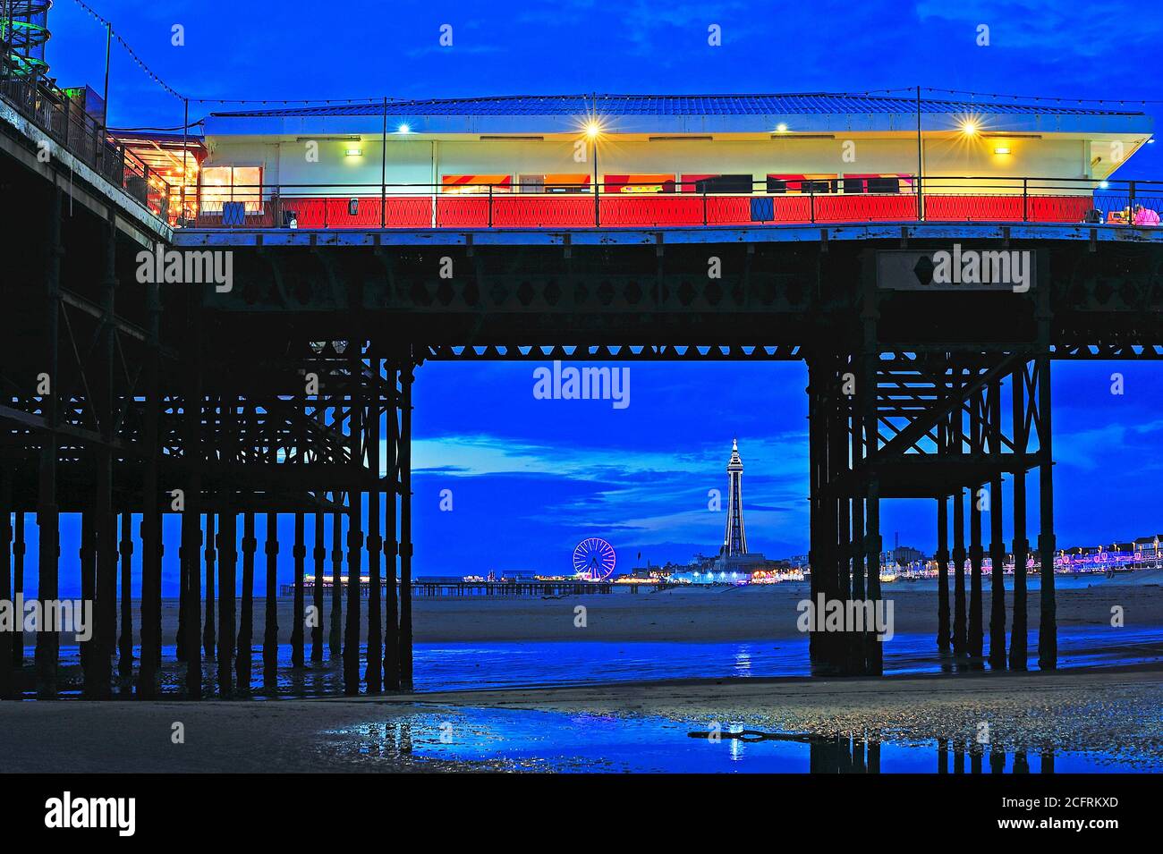 Central Pier et Blackpool Tower vus de sous South Pier la nuit pendant les illuminations Banque D'Images