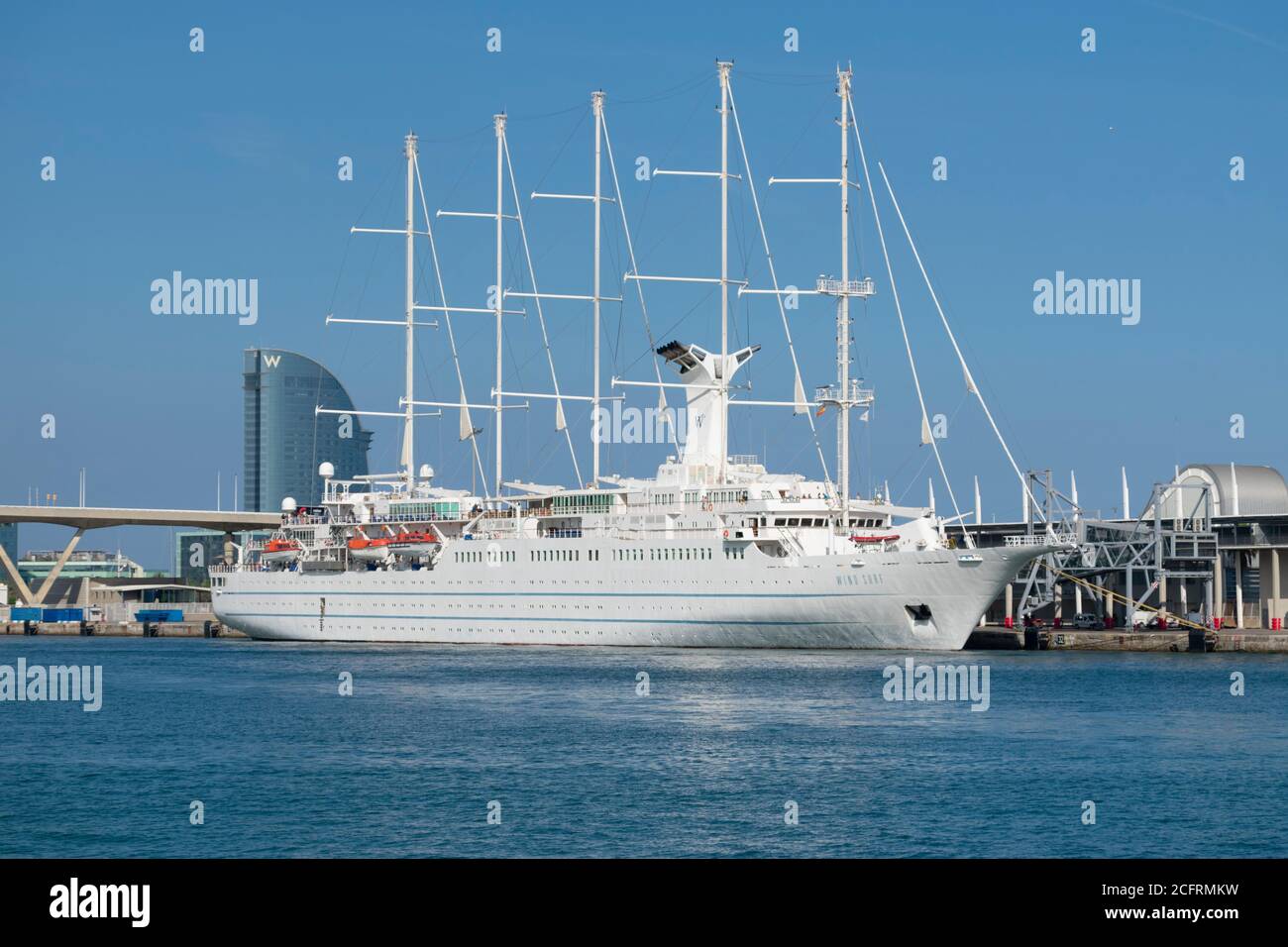 Bateau de croisière à goélette de cinq mâts Wind Surf de la société Windstar Cruises, dans le port de Barcelone. 19 septembre 2019. Banque D'Images