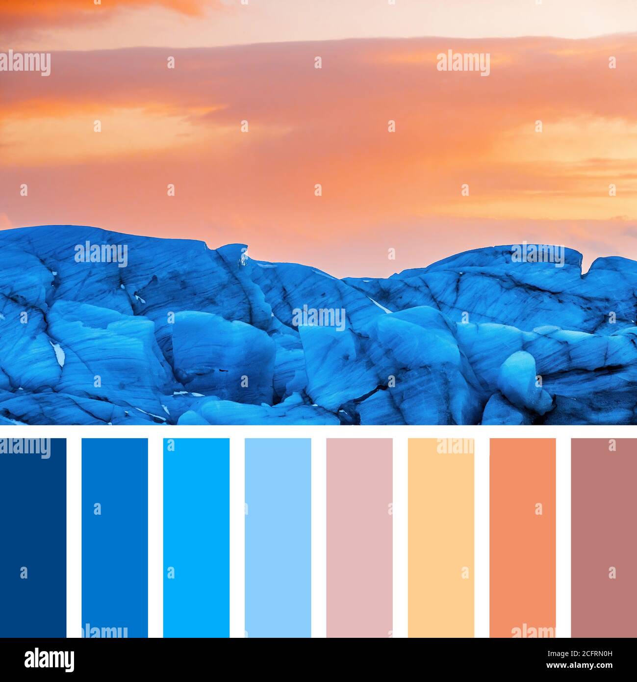 Détail de la glace glaciaire bleue du glacier Svinafellsjokul, Islande, au coucher du soleil. Dans une palette de couleurs avec des nuances de couleurs gratuites. Banque D'Images