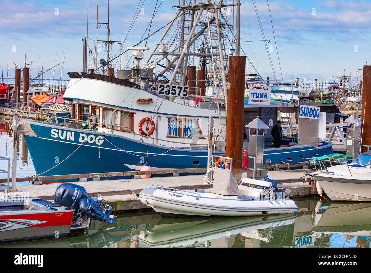 Bateau de pêche Sun Dog attaché au poisson Steveston Marché en Colombie-Britannique Canada Banque D'Images