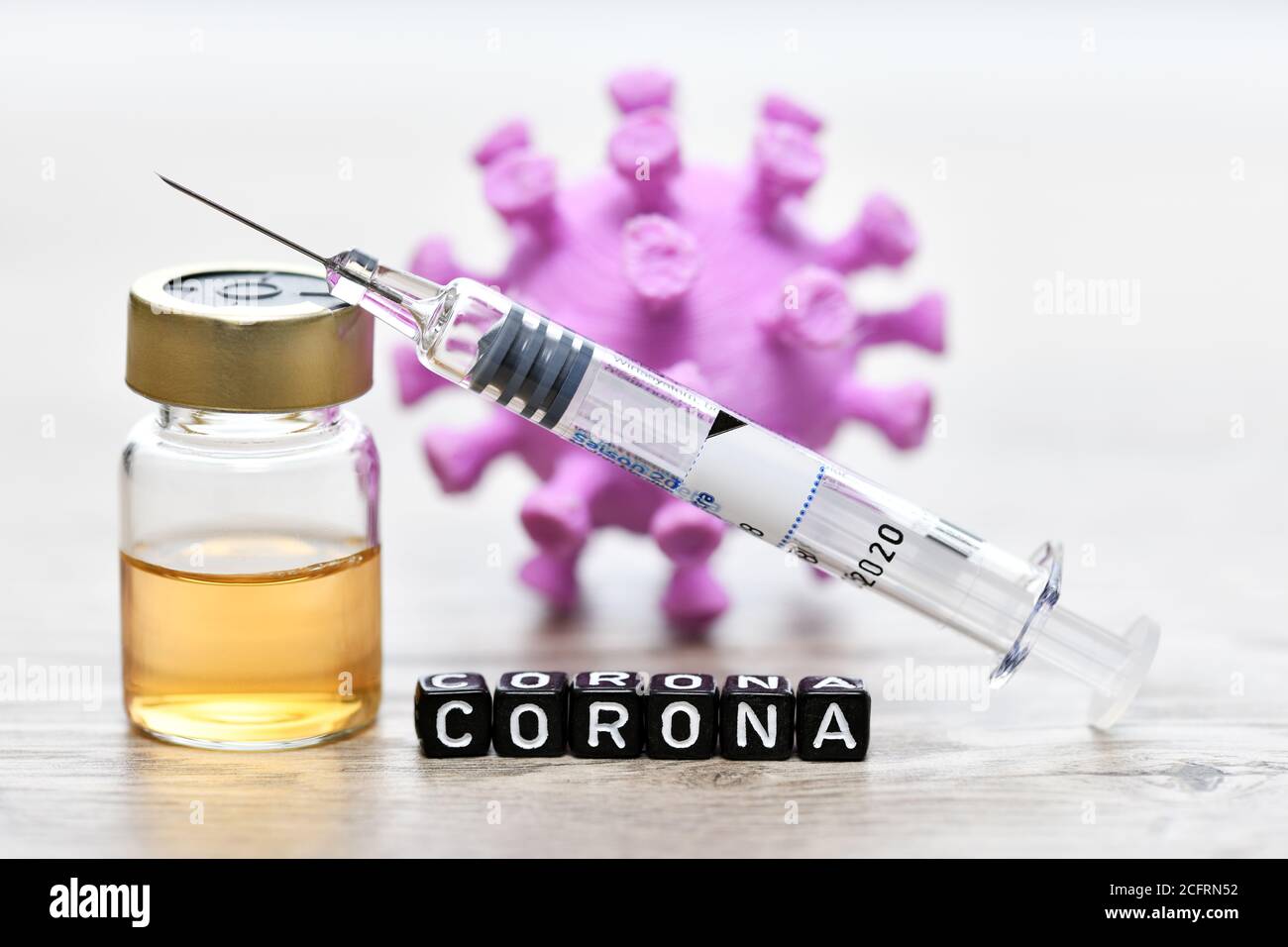 Vaccin à seringue et à corona devant le modèle du coronavirus, vaccin COVID-19 Banque D'Images