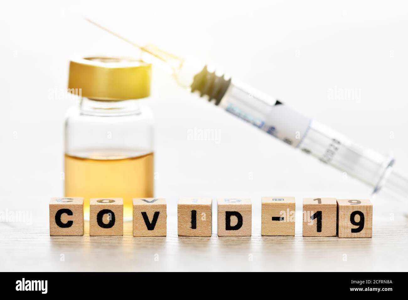 Vaccin à seringue et corona, vaccin COVID-19 Banque D'Images