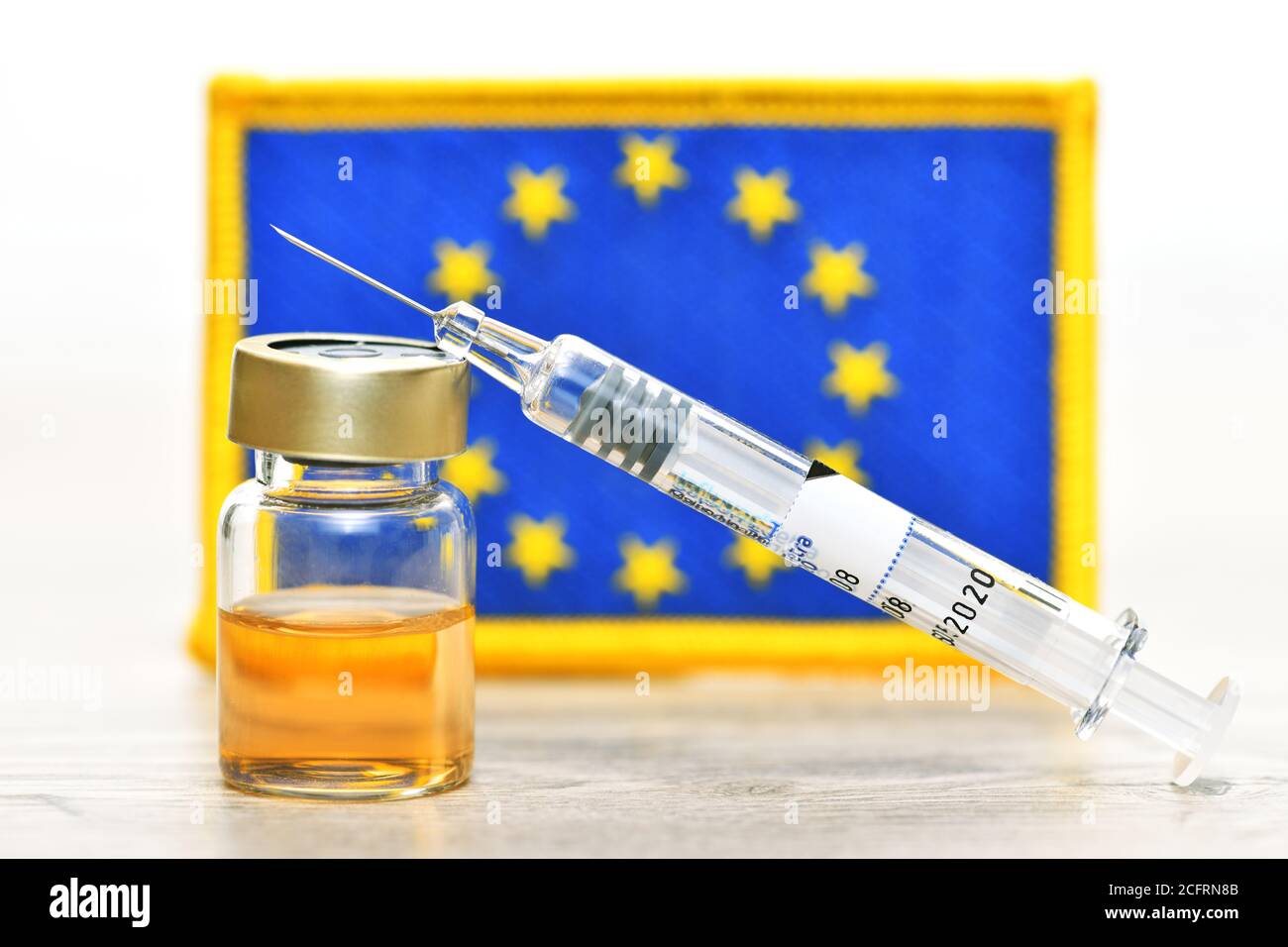 Seringue et vaccin corona devant le drapeau de l'UE, vaccin COVID-19 Banque D'Images