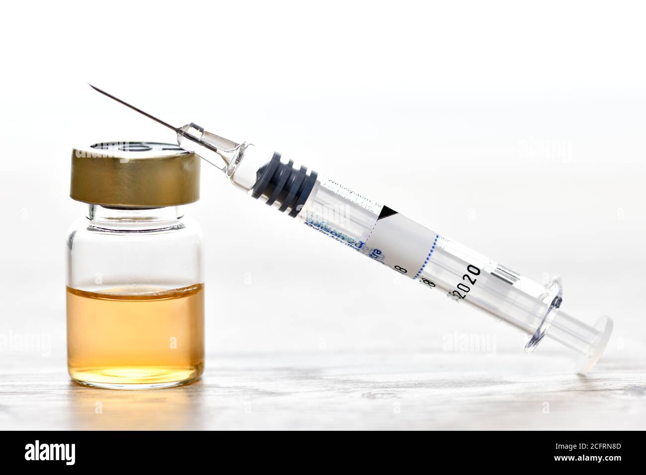 Vaccin à seringue et corona, vaccin COVID-19 Banque D'Images