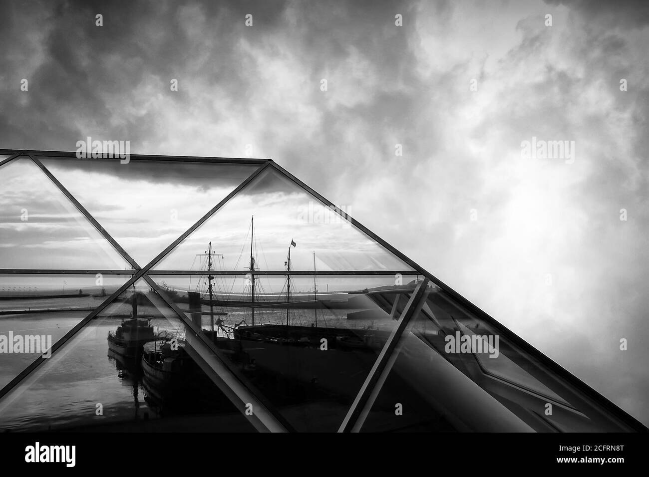 HELSINGOR, DANEMARK - 05 SEPTEMBRE 2020 : un montage d'art de la bibliothèque moderne avec le port de la ville reflété dans le verre. Banque D'Images