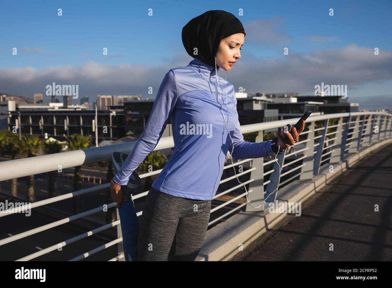 Femme s'exerçant à l'extérieur dans la ville Banque D'Images Femme s'exerçant à l'extérieur dans la ville Banque D'Images