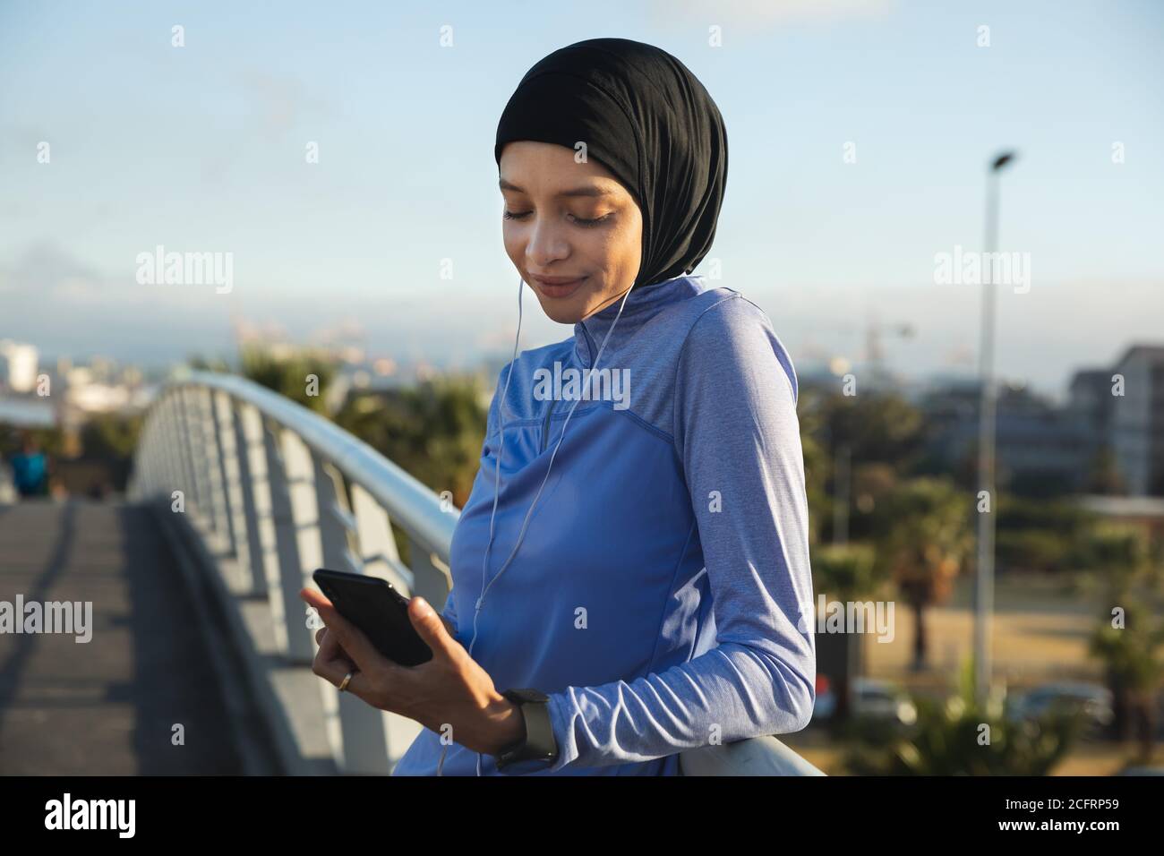 Femme s'exerçant à l'extérieur dans la ville Banque D'Images Femme s'exerçant à l'extérieur dans la ville Banque D'Images