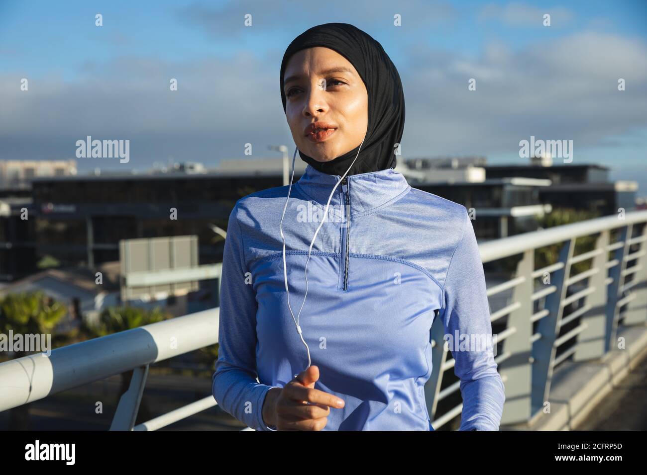 Femme s'exerçant à l'extérieur dans la ville Banque D'Images Femme s'exerçant à l'extérieur dans la ville Banque D'Images