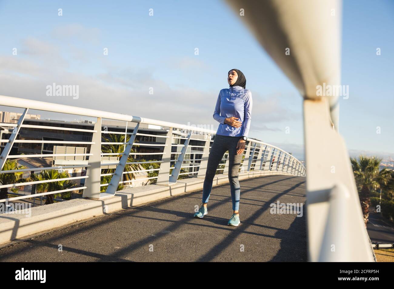 Femme s'exerçant à l'extérieur dans la ville Banque D'Images Femme s'exerçant à l'extérieur dans la ville Banque D'Images