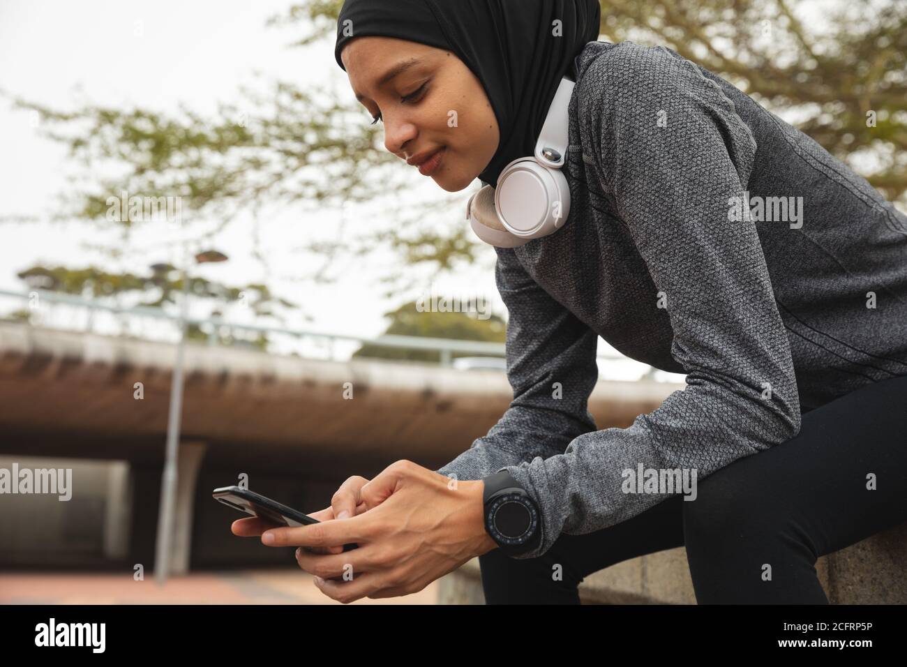 Femme s'exerçant à l'extérieur dans la ville Banque D'Images Femme s'exerçant à l'extérieur dans la ville Banque D'Images