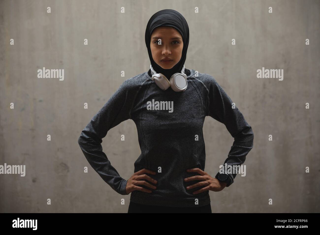 Femme s'exerçant à l'extérieur dans la ville Banque D'Images Femme s'exerçant à l'extérieur dans la ville Banque D'Images