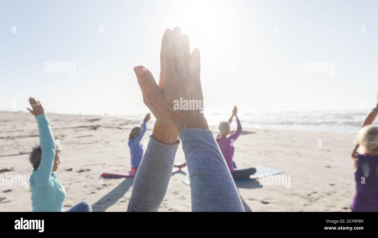 Groupe de femmes pratiquant le yoga sur la plage Banque D'Images Groupe de femmes pratiquant le yoga sur la plage Banque D'Images