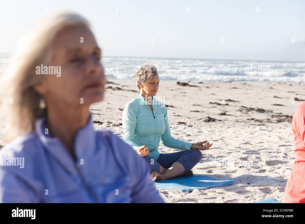 Woman practicing yoga on the beach Banque D'Images Woman practicing yoga on the beach Banque D'Images