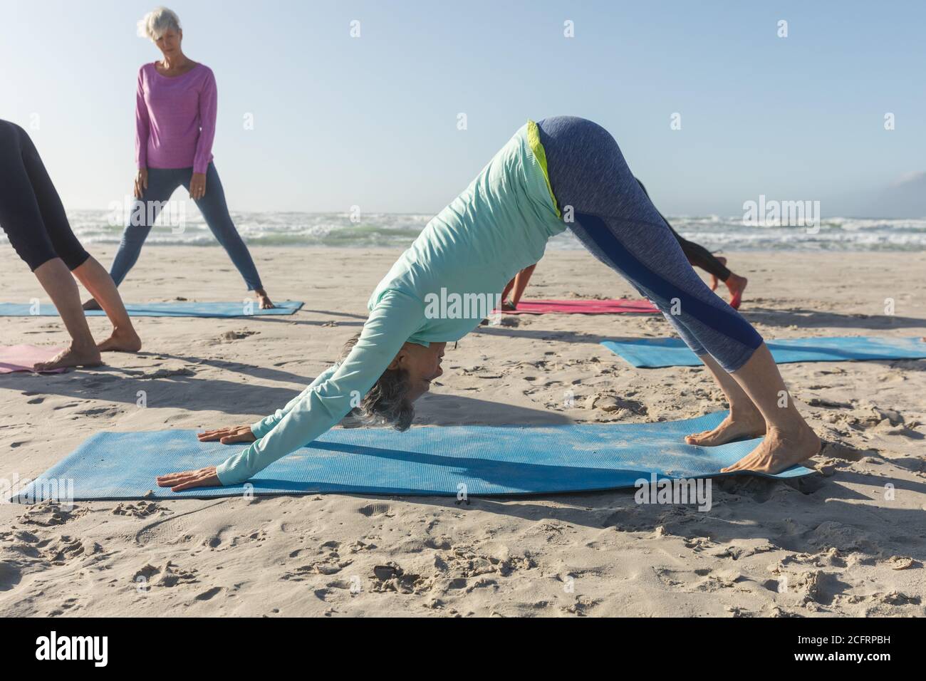 Woman practicing yoga on the beach Banque D'Images Woman practicing yoga on the beach Banque D'Images