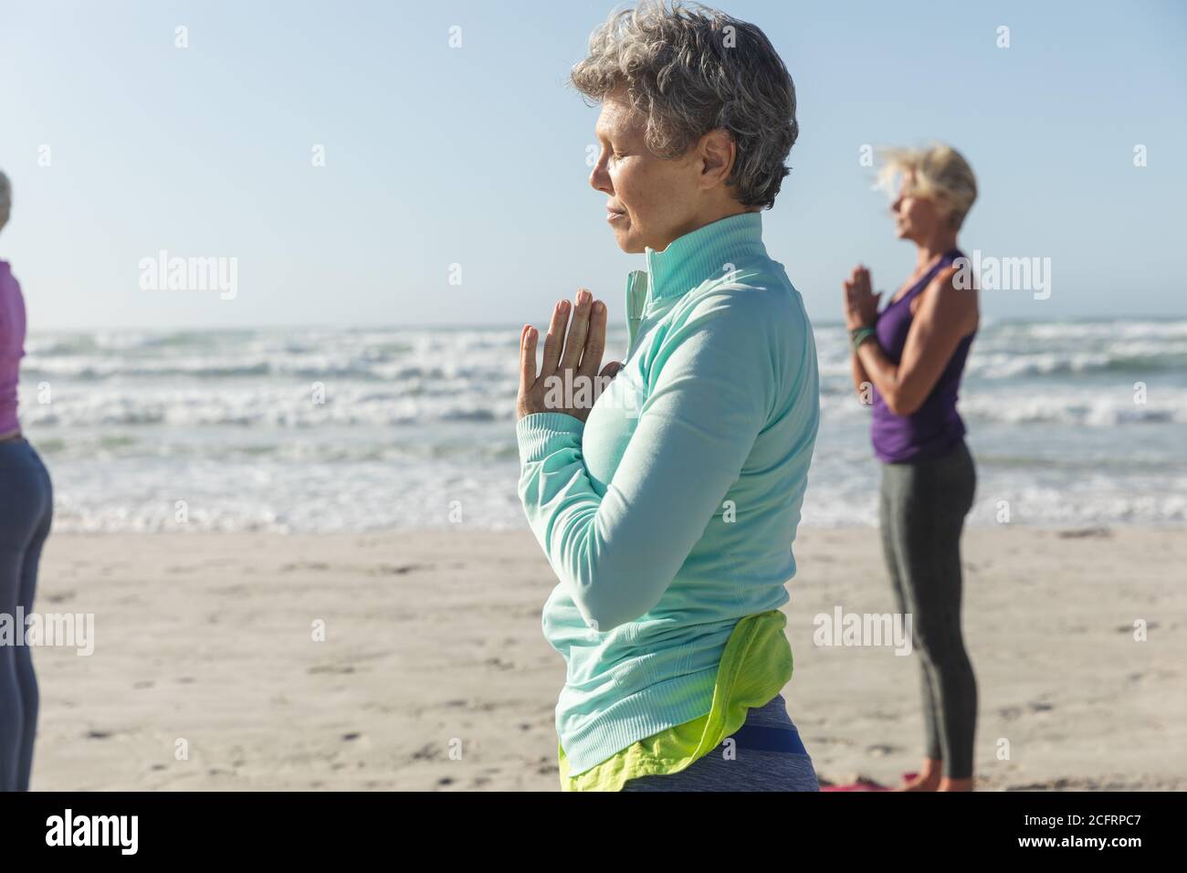 Woman practicing yoga on the beach Banque D'Images Woman practicing yoga on the beach Banque D'Images