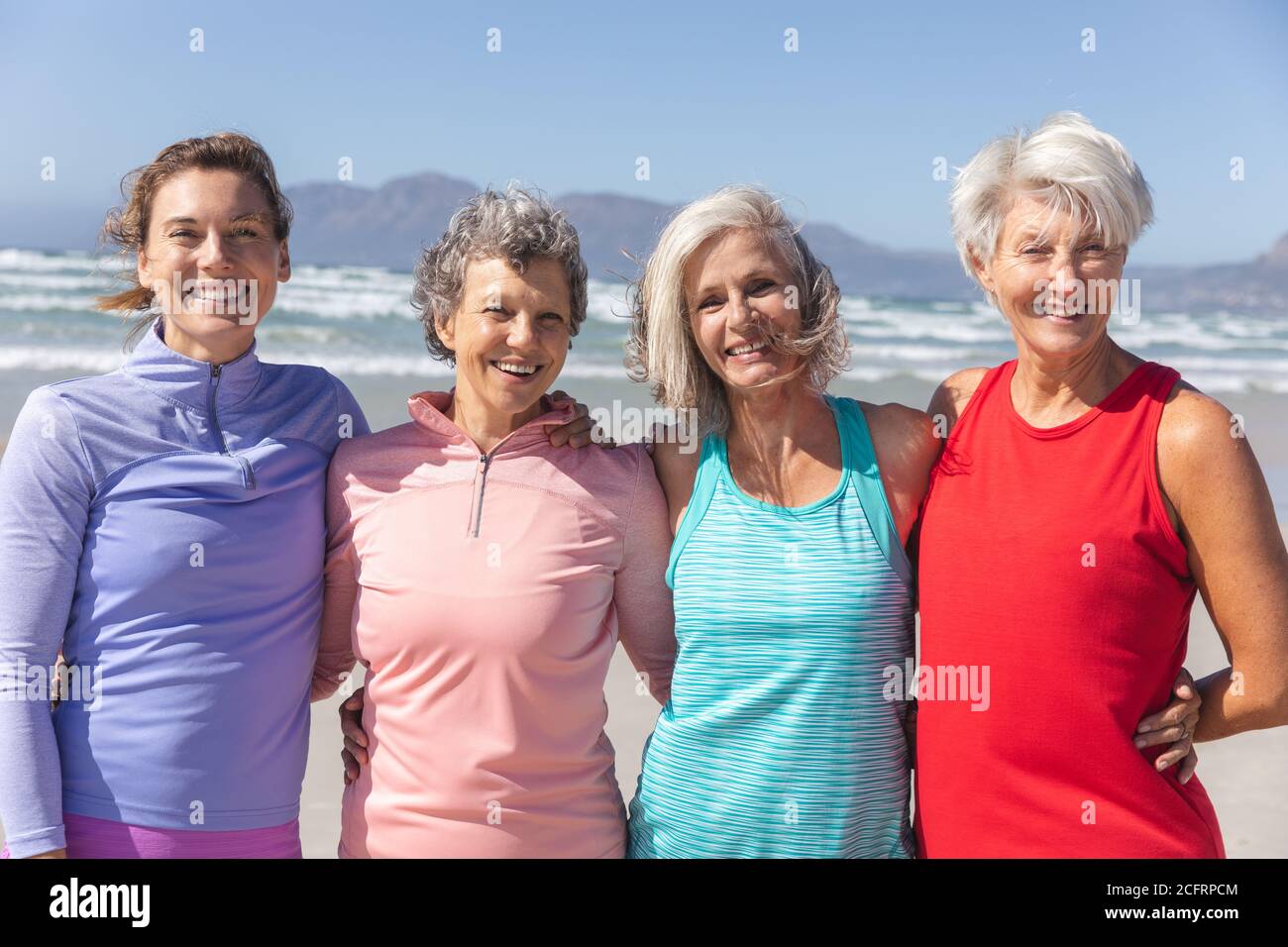 Portrait d'un groupe de femmes debout ensemble à la plage Banque D'Images Portrait d'un groupe de femmes debout ensemble à la plage Banque D'Images