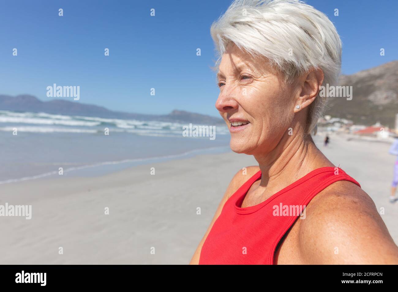 Femme âgée sur la plage Banque D'Images Femme âgée sur la plage Banque D'Images