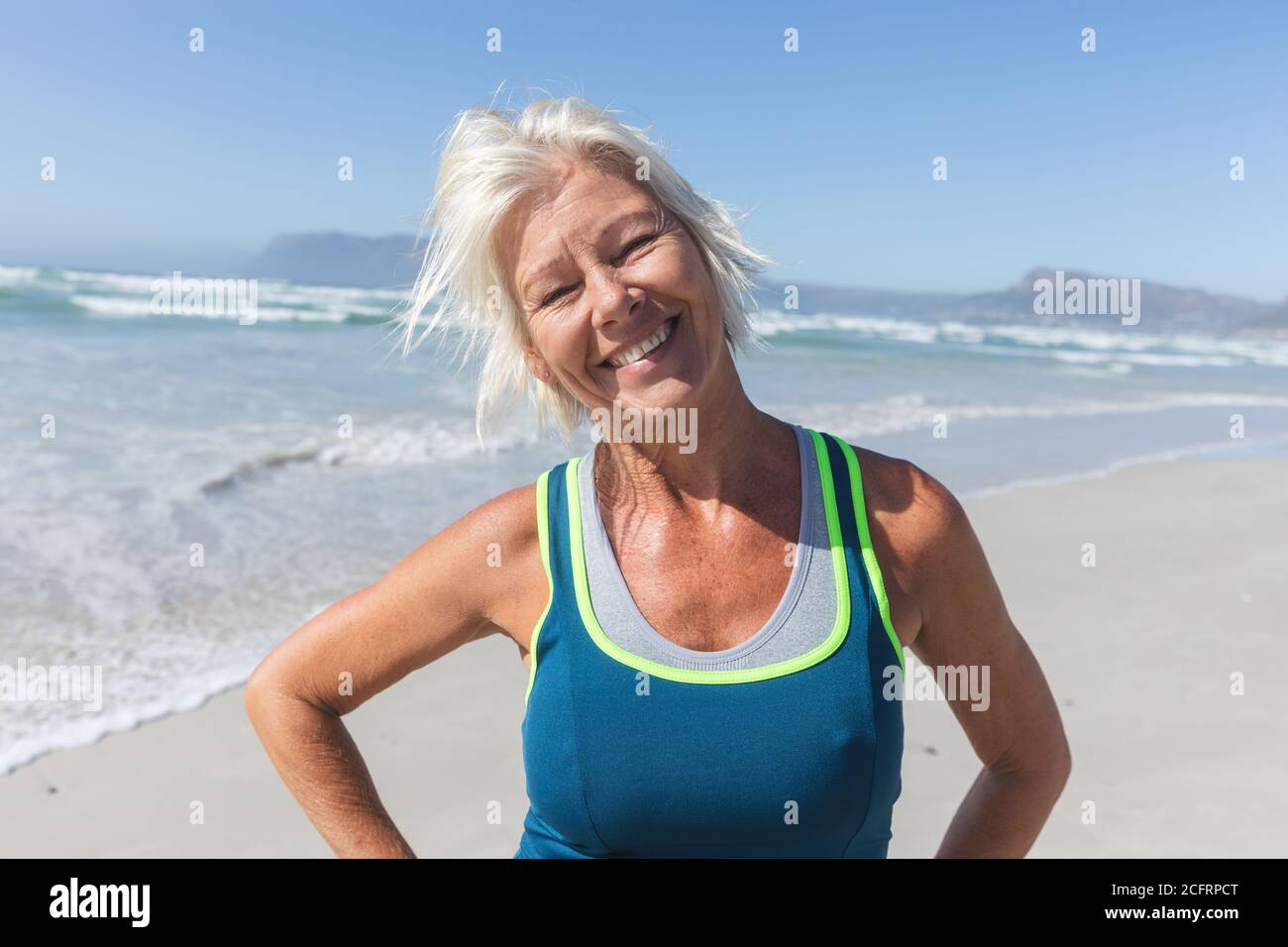 Portrait d'une femme âgée souriant sur la plage Banque D'Images Portrait d'une femme âgée souriant sur la plage Banque D'Images