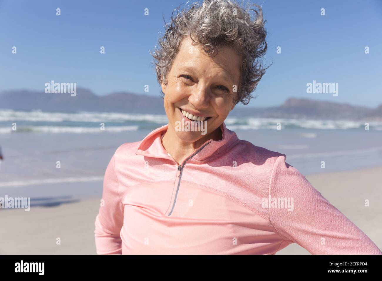 Portrait d'une femme âgée souriant sur la plage Banque D'Images Portrait d'une femme âgée souriant sur la plage Banque D'Images