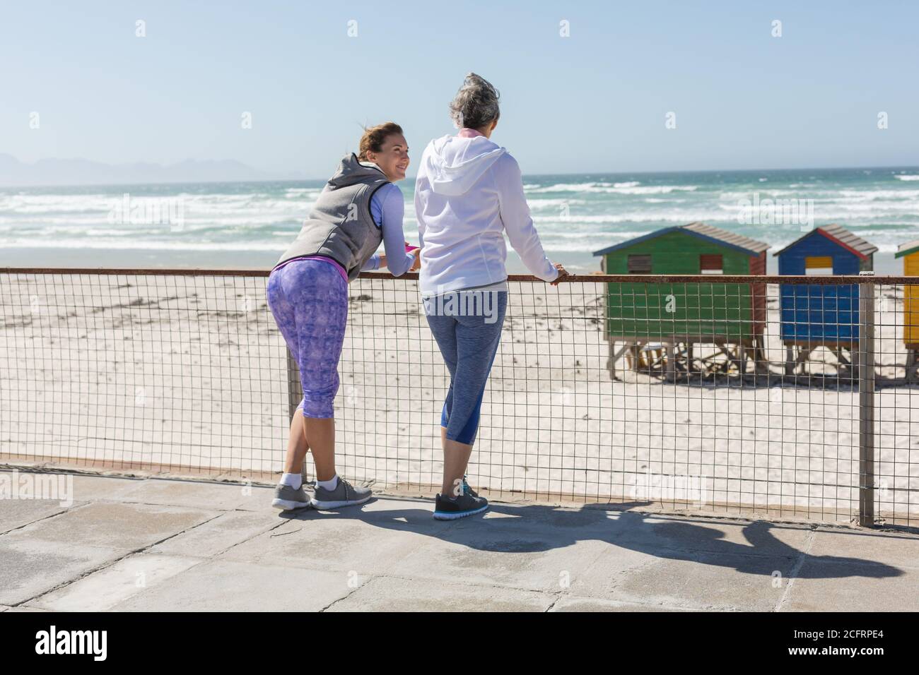 Deux femmes appréciant la vue en se tenant sur la promenade Banque D'Images Deux femmes appréciant la vue en se tenant sur la promenade Banque D'Images