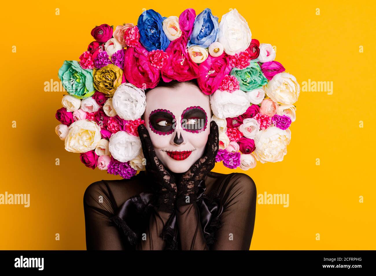 Photo de calavera katrina mains joues look vide espace recevoir les bonnes visions portent noir robe mort costume de carnaval dentelle gants tatouage roses Banque D'Images