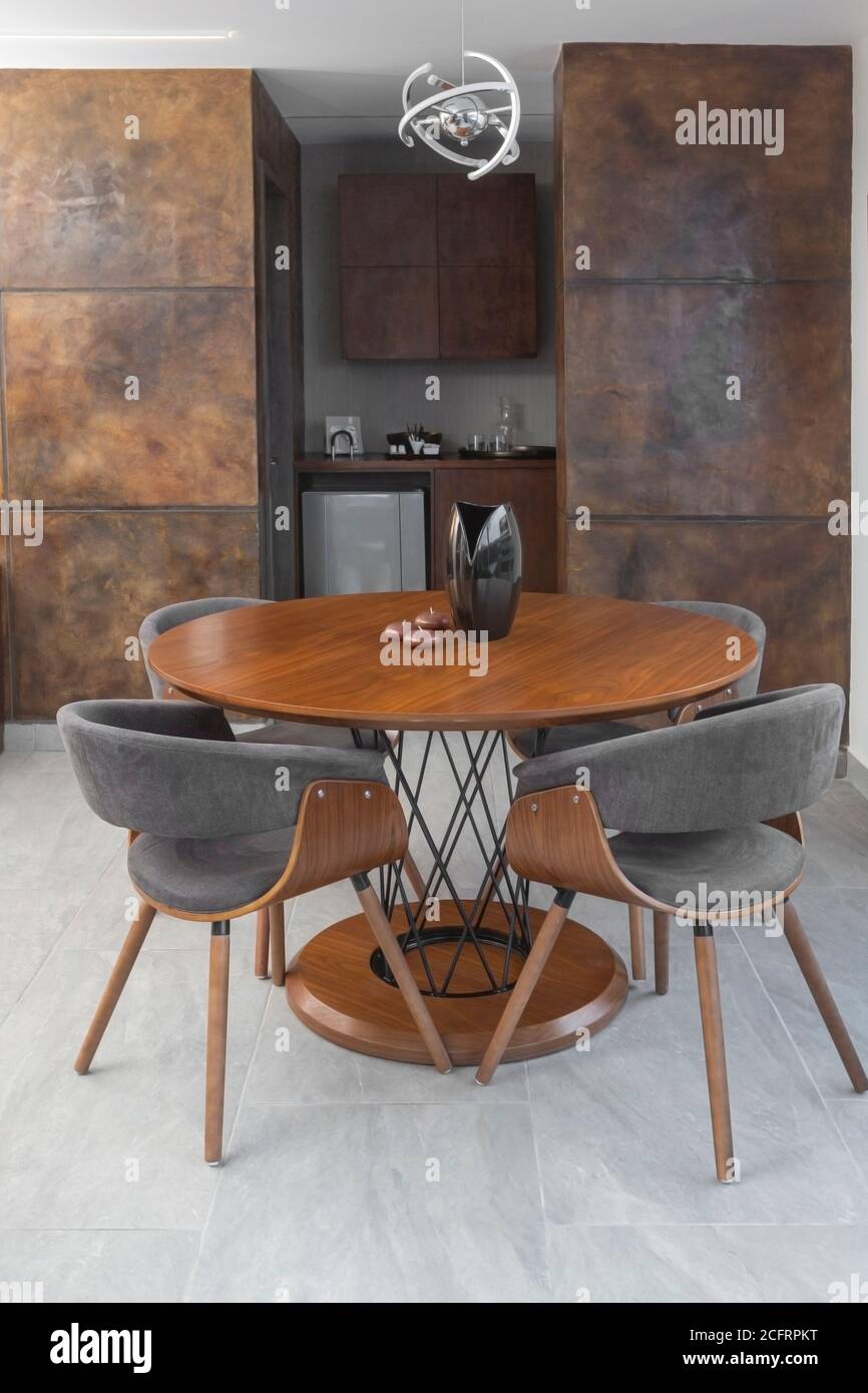 petite table en bois avec chaises noires dans un café qui a des murs  carrelés, décoration intérieure moderne, gros plan Photo Stock - Alamy