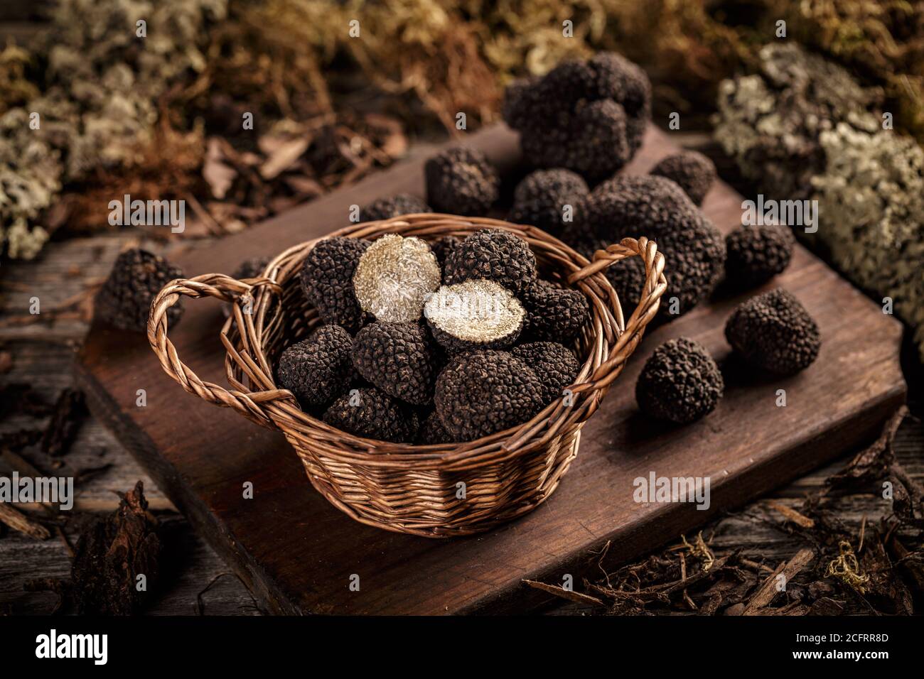 Truffes noires chères champignons gastronomiques dans un panier en osier  Photo Stock - Alamy