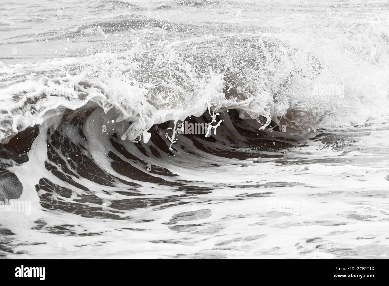 Mer agitée avec des vagues qui s'écrasant et qui s'écrasant Banque D'Images