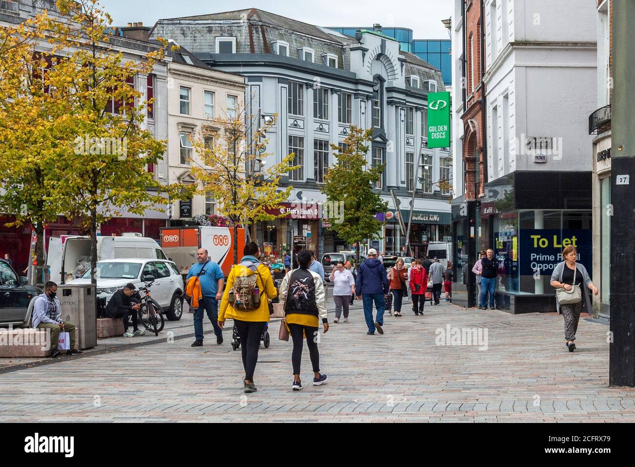 Cork, Irlande. 7 septembre 2020. De nombreux acheteurs marchaient dans les rues de Cork sans masque facial ce matin, bien que certaines personnes portaient des masques. Tanaiste Leo Varadkar est sous pression pour revenir à la date où ce que l'on appelle "Wet pubs" peut rouvrir, bien que cette date n'ait pas encore été révélée. Crédit : AG News/Alay Live News Banque D'Images