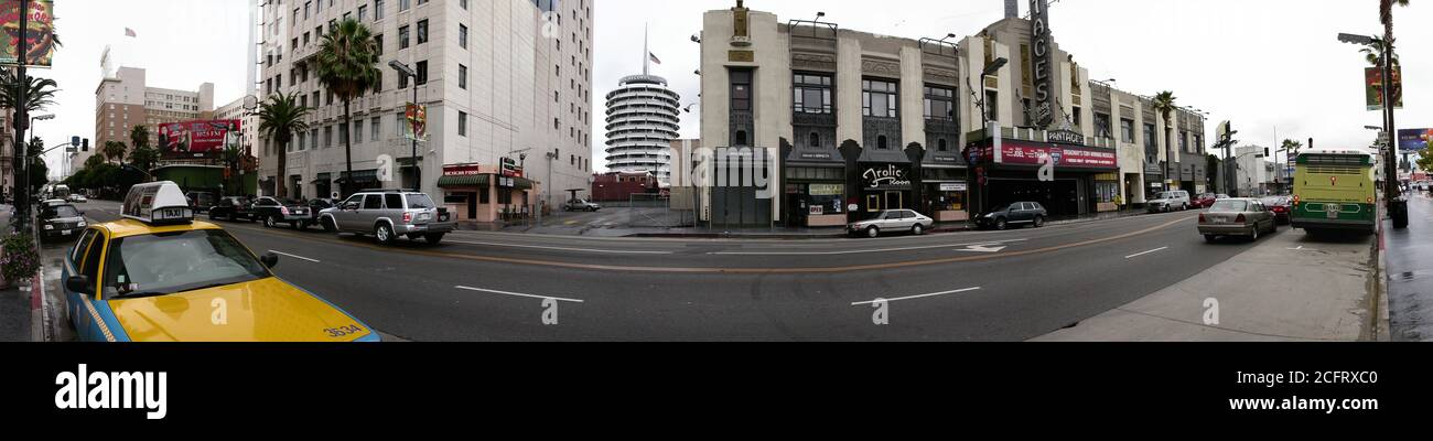 Los Angeles, Californie, États-Unis - octobre 2004 : vue panoramique des bâtiments et des magasins sur Hollywood Blvd, près de Vine Street. Banque D'Images