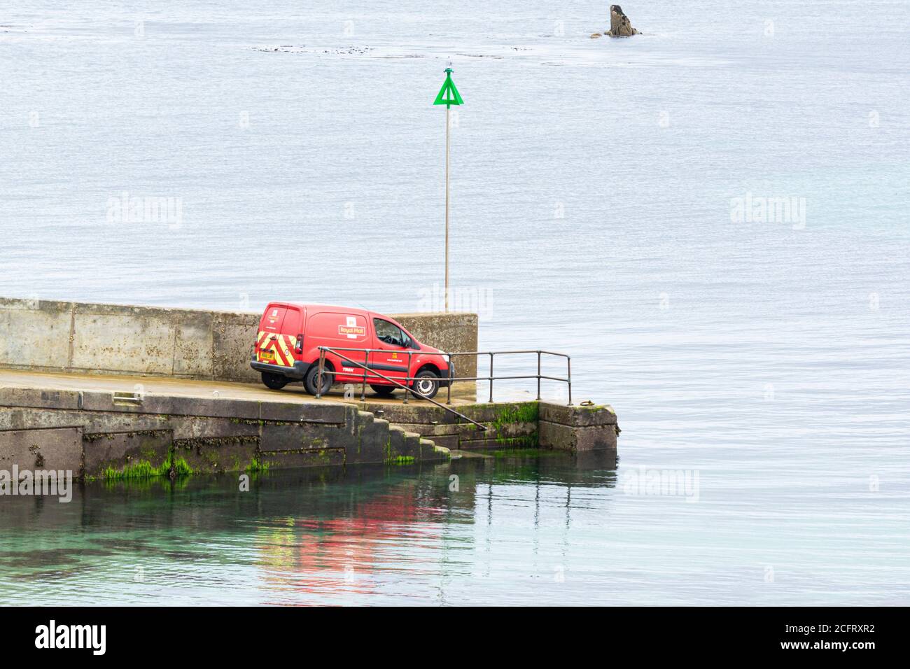 Une fourgonnette Royal Mail garée sur le quai St Agnes, îles de Scilly Banque D'Images
