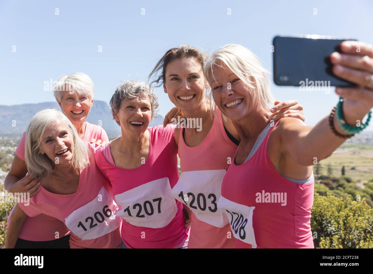 Groupe de femmes prenant un selfie Banque D'Images Groupe de femmes prenant un selfie Banque D'Images