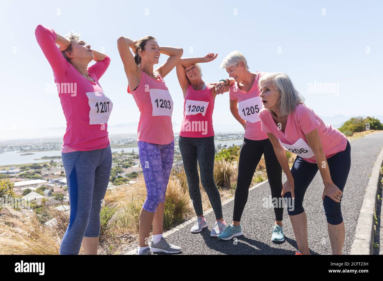 Groupe de femmes prenant une pause de courir Banque D'Images Groupe de femmes prenant une pause de courir Banque D'Images