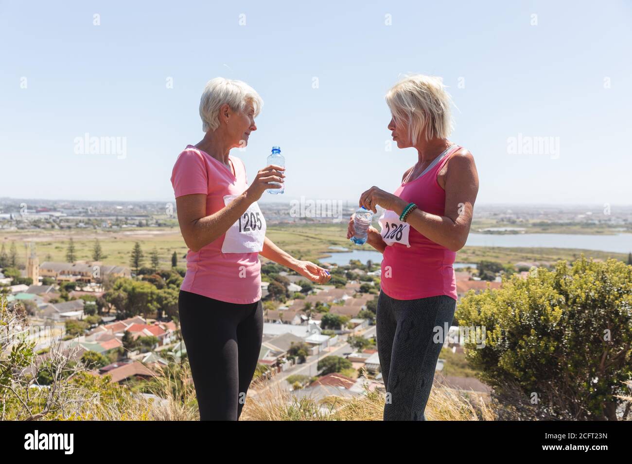 Deux femmes âgées buvant de l'eau Banque D'Images Deux femmes âgées buvant de l'eau Banque D'Images