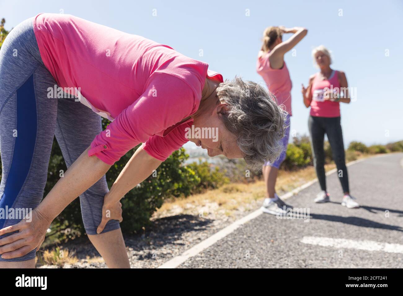 Femme prenant une pause pendant la course Banque D'Images Femme prenant une pause pendant la course Banque D'Images