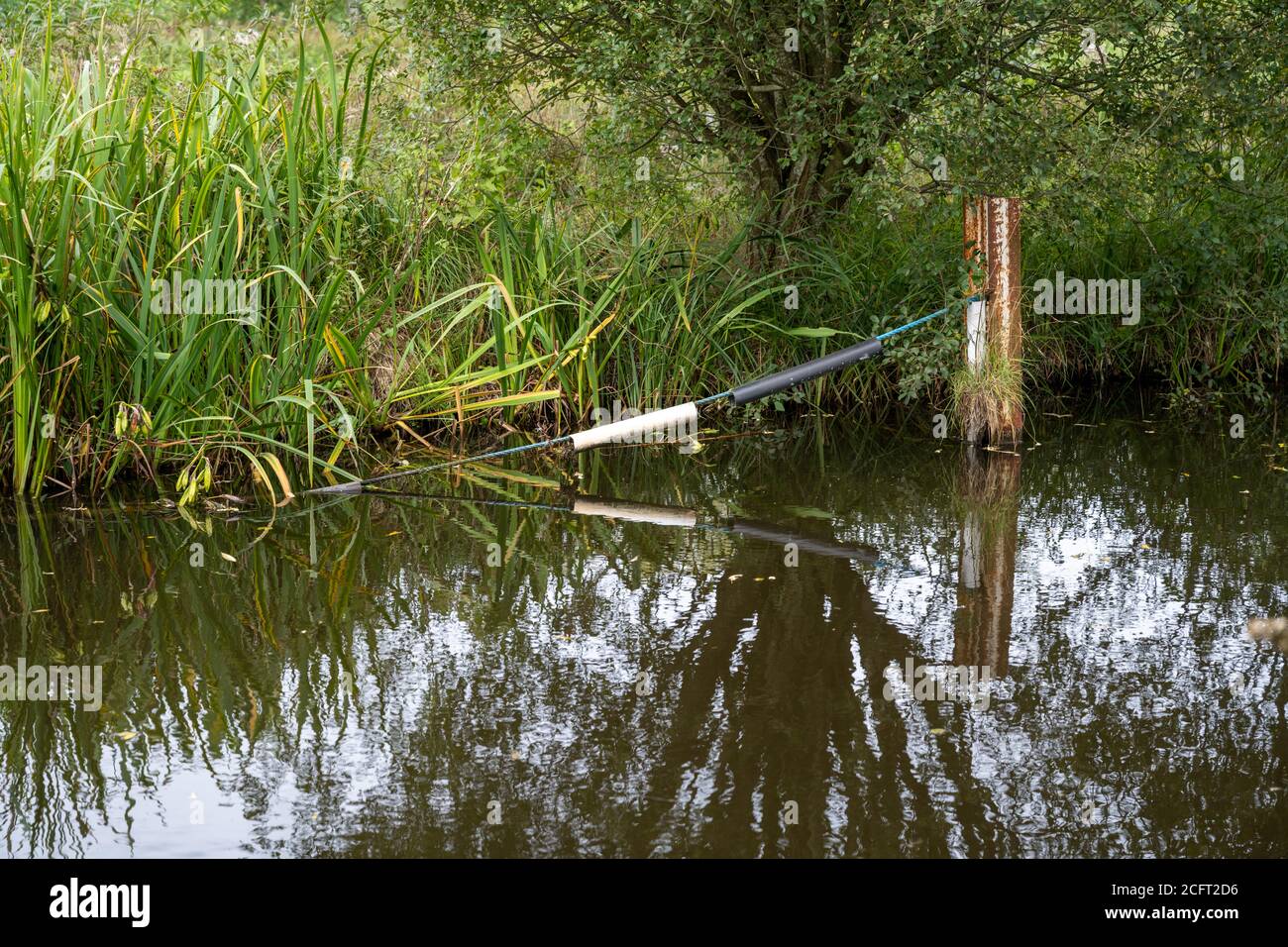 Barrière sur le canal de Montgomery dans le Shropshire pour garder les bateaux mal à l'eau des dangers de banque. Banque D'Images