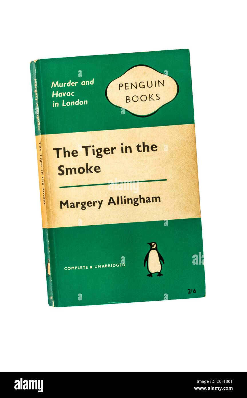 Une copie papier du tigre dans la fumée par Margery Allingham. Publié pour la première fois en 1952, il s'agissait du 14e roman à présenter son détective Albert Campion Banque D'Images