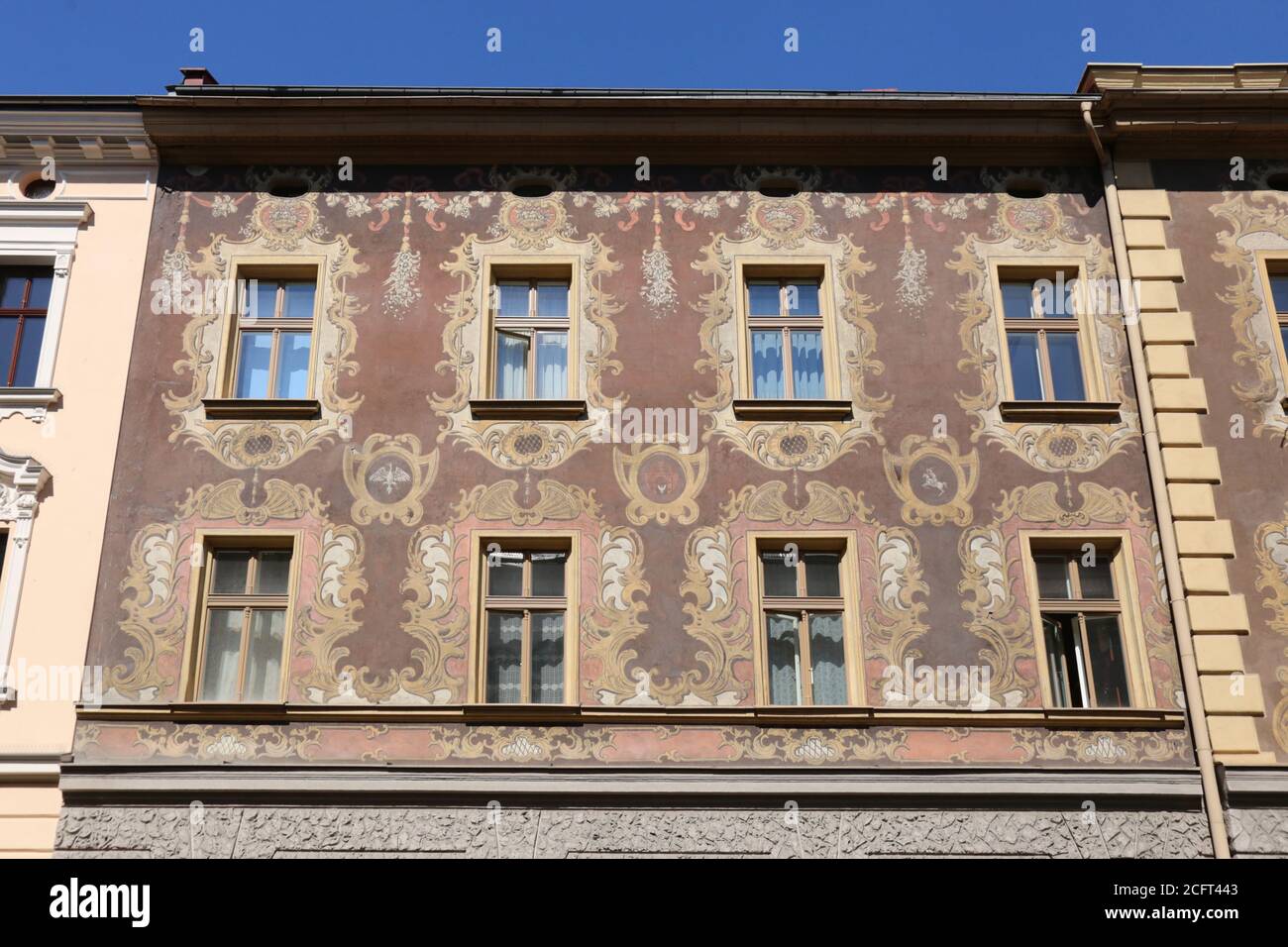 Cracovie. Cracovie. Pologne. Décoration sgraffito de style sécessionniste sur la façade d'un immeuble de la vieille ville. Banque D'Images