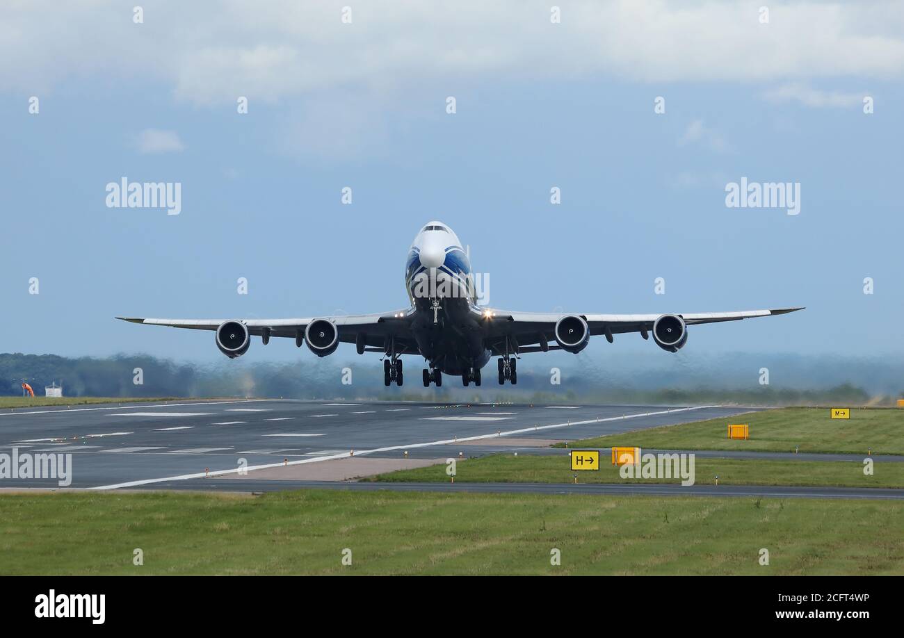 Un Boeing 747-8F cargo, décollage de l'aéroport East Midlands au Royaume-Uni. Banque D'Images