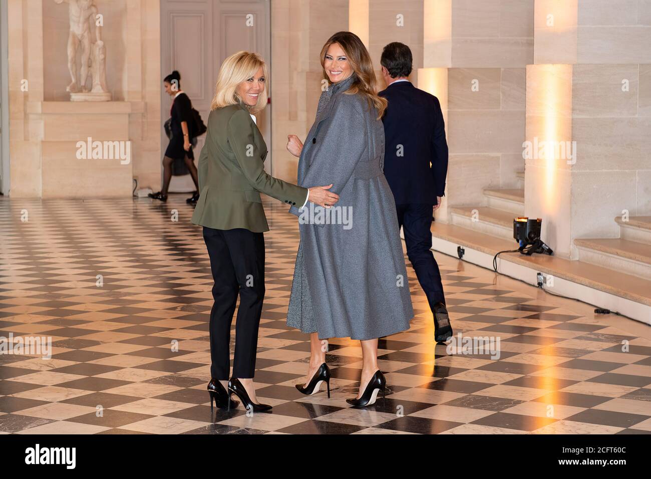 Première Dame Melania Trump au château de Versailles la première Dame Melania Trump arrive au château de Versailles pour un déjeuner conjoint et est accueillie par Mme Brigitte Macron, épouse du président français Emmanuel Macron, à Versailles, le dimanche 11 novembre 2018. Banque D'Images