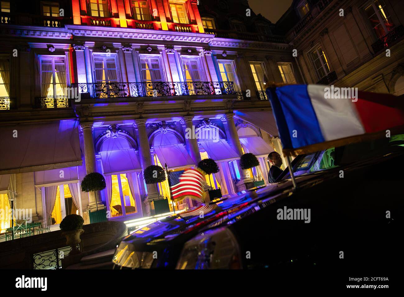 Le président Donald J. Trump et la première dame Melania Trump arrivent à la résidence de l'ambassadeur le vendredi 9 novembre 2018, à Paris, en France. (Photo officielle de la Maison Blanche par Shealah Craighead) Banque D'Images