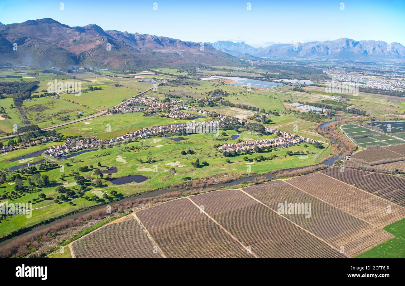 Cape Town, Western Cape / Afrique du Sud - 08/26/2020: Photo aérienne des champs agricoles Boschenmeer Golf Estate en direction de Franschoek Banque D'Images