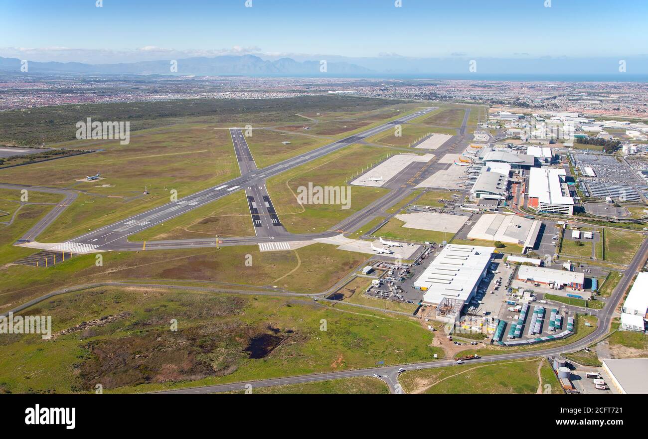 Photo aérienne de l'aéroport international du Cap et de la piste Banque D'Images
