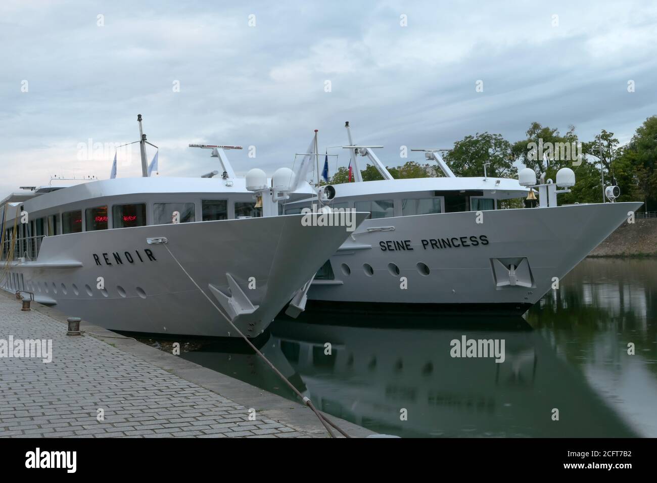 Paris, France. Septembre 05. 2020. Attraction touristique sur la Seine près de la Tour Eiffel. Restaurant bateaux. Banque D'Images