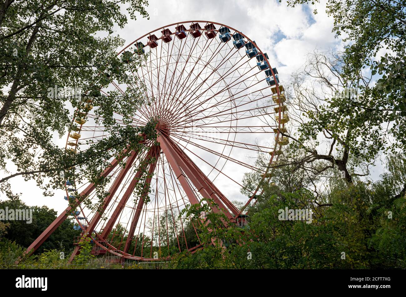 Berlin, Allemagne. 04e septembre 2020. La grande roue du Spreepark à Plänterwald. L'État de Berlin a racheté la tenure à bail du Spreepark en 2014 et veut y faire revivre l'orphelin du Spreepark. (Vers 'Magical place' - première course d'essai dans le Spreepark de Berlin) Credit: Fabian Sommer/dpa/Alay Live News Banque D'Images