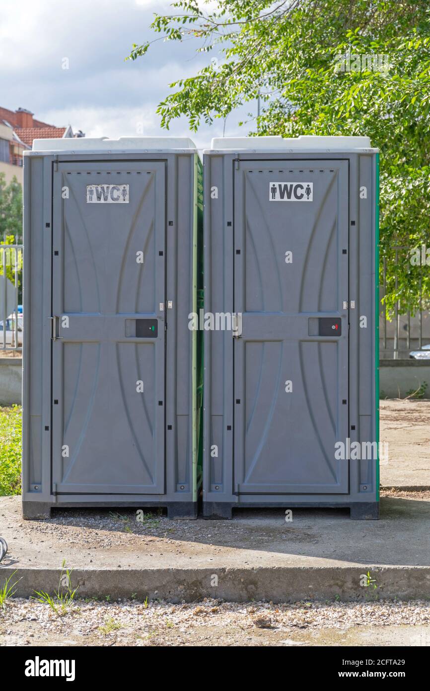 Deux cabines en plastique toilettes chimiques au Festival Banque D'Images