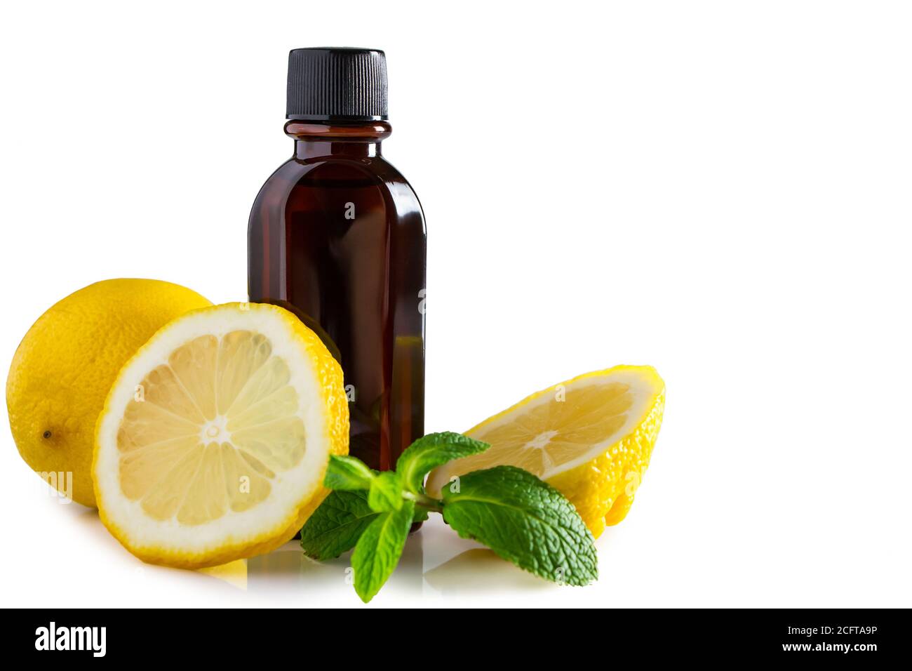 Huile aromatique avec citron et menthe sur fond blanc. Produit pour la relaxation et la thérapie de spa. Banque D'Images