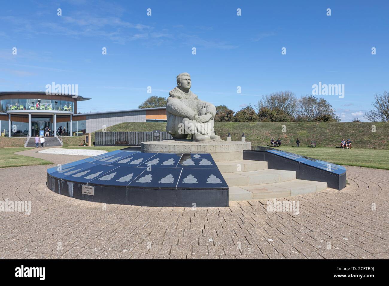Statue d'un pilote de chasse au Mémorial de la bataille d'Angleterre, Capel-le Ferne, Kent. Banque D'Images