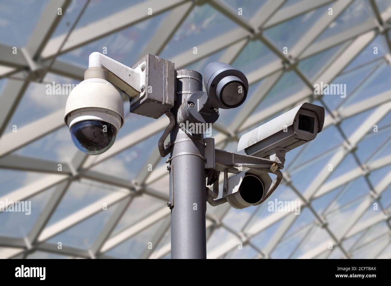 Caméra CCTV multidirectionnelle installée dans une rue urbaine. Banque D'Images