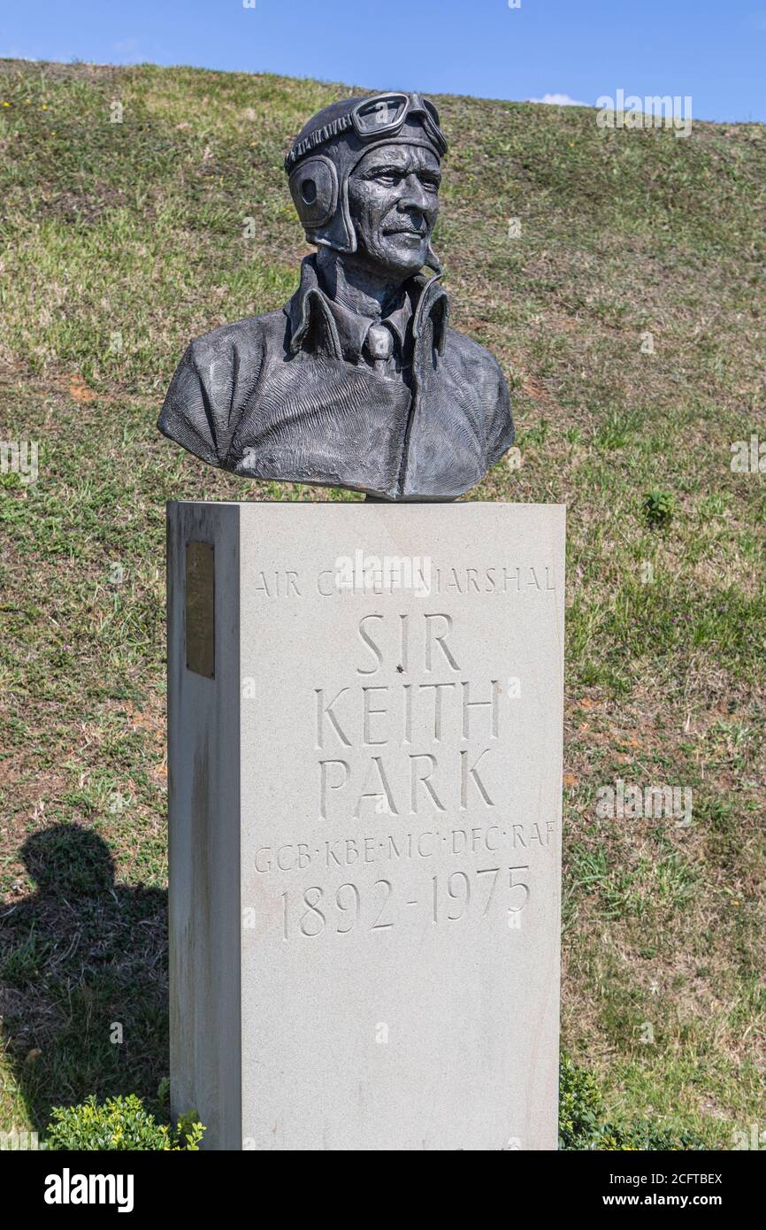 Un buste de Sir Keith Park au Mémorial de la bataille d'Angleterre, Capel-le Ferne, Kent. Banque D'Images